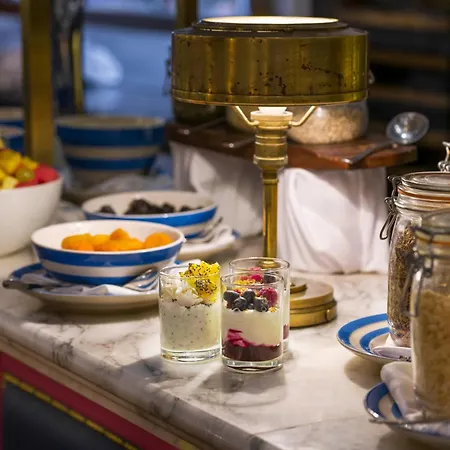 Harbour & Готель