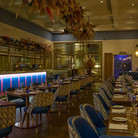 Harbour & Отель